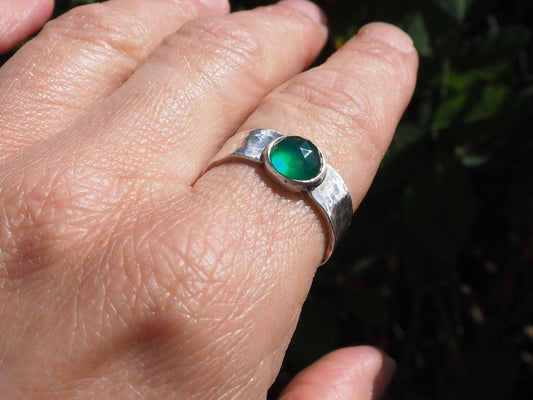 GREEN ONYX GEMSTONE AND STERLING SILVER HAMMERED RING UK SIZE R - Sale